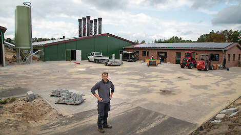 Familie Scholte houdt sinds begin oktober 15.000 biologische leghennen in één stal in het West-Duitse Itterbeck. Opvolger Melvin (foto) is blij met de nieuwe stal. „De leghennen zorgen voor risicospreiding naast onze akkerbouwtak."