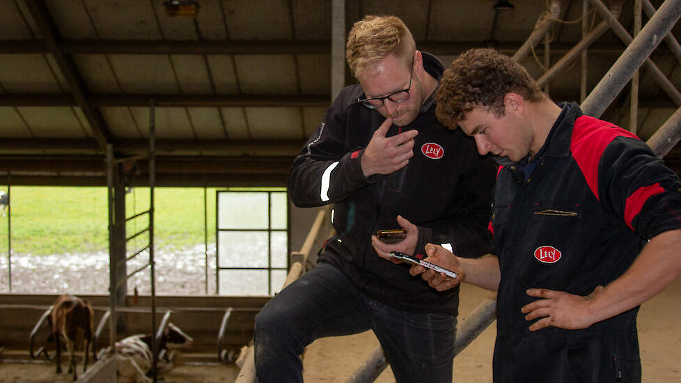 Melkveehouder Rik Zeegers neemt samen met vaste medewerker Daan de koeattenties door.