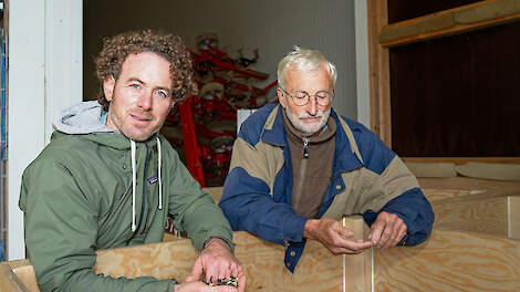 Bram van der Hulst (links) en Jaap Melgers runnen een biologisch akkerbouwbedrijf.