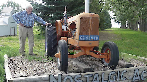 Roelf Buining bij zijn Nostalgic Acres met Mansholt op de Allis-Chalmers WF, die nog het originele kenteken uit de Wieringermeer heeft.