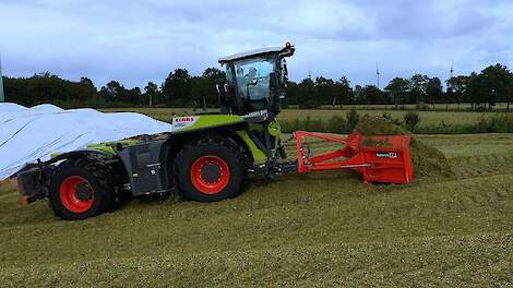 Claas Xerion 4000 Saddle Trac met Holaras op de maïsbult