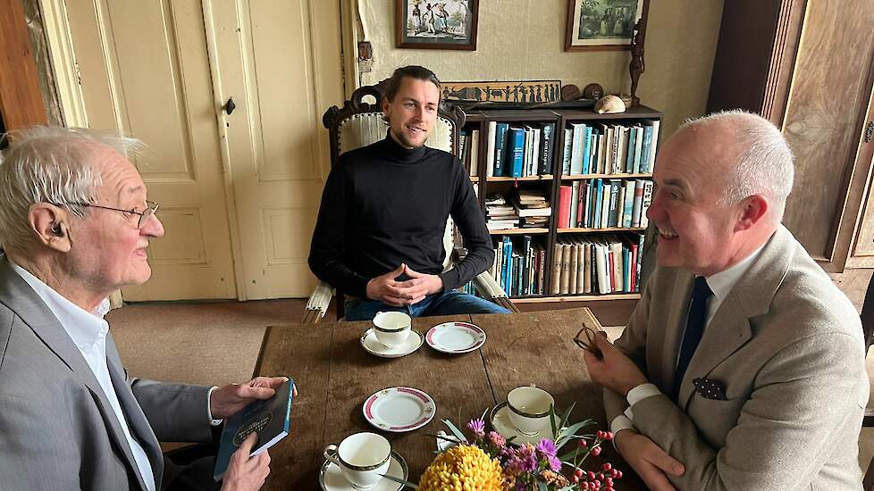 Commissaris van de Koning Arno Brok (rechts), Durk van der Schaaf (links) en schrijver Bjorn de Jong (midden) met het boekje ‘It roer moat yn it wetter bliuwe’