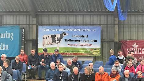 Het doek waarmee de veiling van de veestapel op 16 april 2025 wordt aangekondigd, hangt nu al op beurzen en veekeuringen.