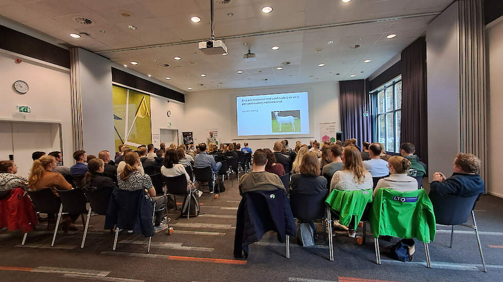 De aanwezige jongeren, onder wie Bas (boven) en Maurits (onder, links), luisteren aandachtig naar de presentatie van Leo den Hartog.