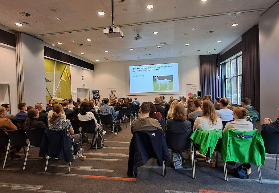 De aanwezige jongeren, onder wie Bas (boven) en Maurits (onder, links), luisteren aandachtig naar de presentatie van Leo den Hartog.