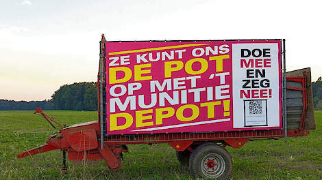 Boeren in Toldijk verzetten zich tegen de mogelijke komst van een munitieopslag door onder meer borden in het weiland te zetten.