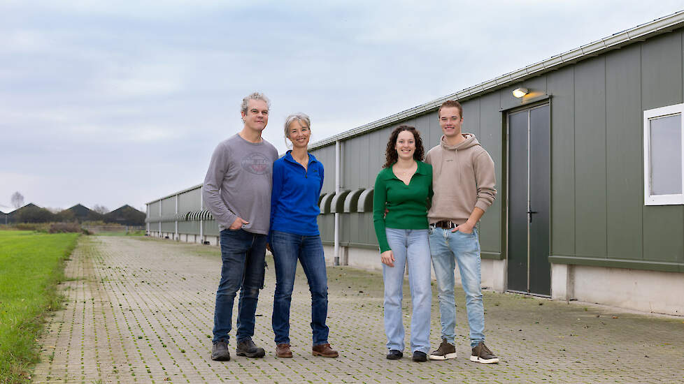 Noud, zijn vrouw Miriam, hun zoon Willem Beijer en zijn vriendin Mariëlle Reijnders op hun bedrijf.