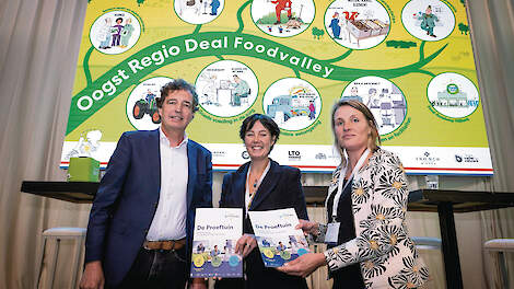 René Verhulst (links) overhandigt namens Regio Foodvalley de oogst van de Regio Deal aan het Rijk. In het midden Natalie Burgers, directeur Regio Deals en rechts Marieke Mossink, directeur Programmabureau LVVN.