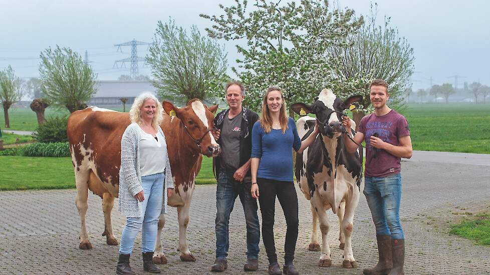 Ingrid, Jan en dochter Julia Poppe en haar vriend Roy Diepman, met Fienchen 1569, moeder van Freestyle, en Wilder K41, moeder van Kayne.