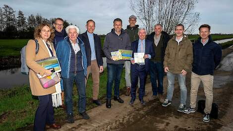 De volledige werkgroep Natuur met gedeputeerde Rijkaard en wethouder Barth - met beide publicaties - in hun midden.