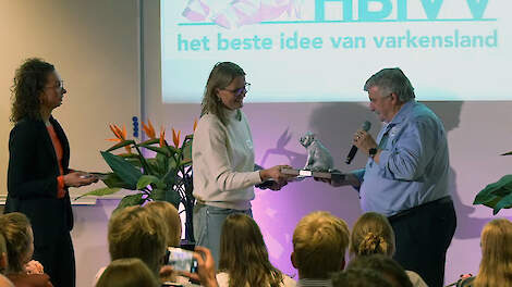 Ingrid van Dixhoorn overhandigt de HBIVV-bokaal aan winnaar Peter Hoenderken