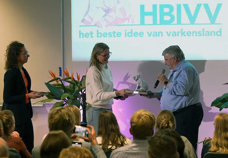 Ingrid van Dixhoorn overhandigt de HBIVV-bokaal aan winnaar Peter Hoenderken