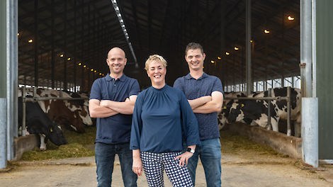 Ralph, Nancy en Bas Engelen van KI Samen. Ze hebben besloten te stoppen met de melkveehouderijtak.