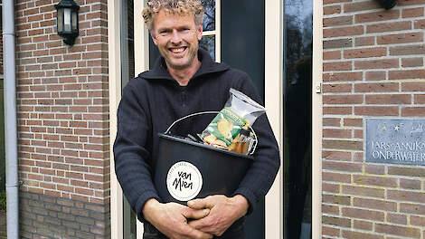 Melkveehouder Quno Onderwater is blij verrast een prijs te krijgen met het geven van zijn mening over boeren, beleid en de inhoud van deze krant.