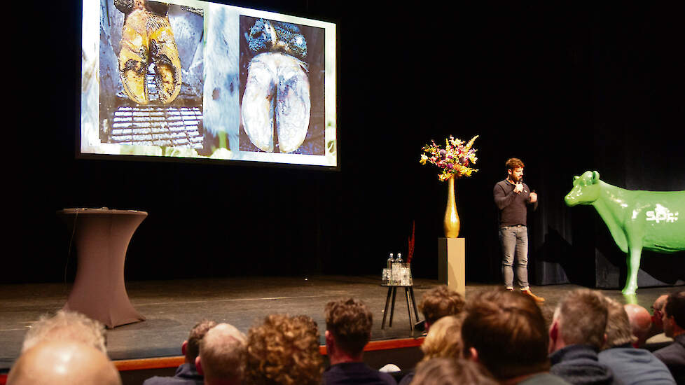 Melkveehouder en klauwverzorger John Boonstra uit Schellinkhout tijdens zijn presentatie ‘Wat weten we nou van de klauw?’ op de Boerendag Klauwgezondheid in theater De Lawei in Drachten.