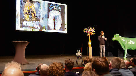 Melkveehouder en klauwverzorger John Boonstra uit Schellinkhout tijdens zijn presentatie ‘Wat weten we nou van de klauw?’ op de Boerendag Klauwgezondheid in theater De Lawei in Drachten.