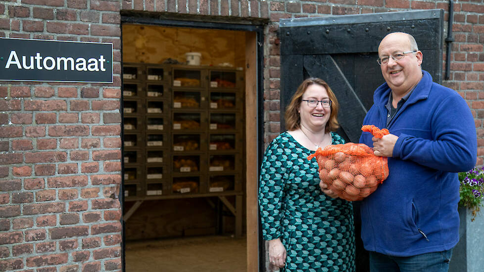 Wendy en Herman Winnemuller hebben 2,5 uur per week werk met de automaat voor huisverkoop.