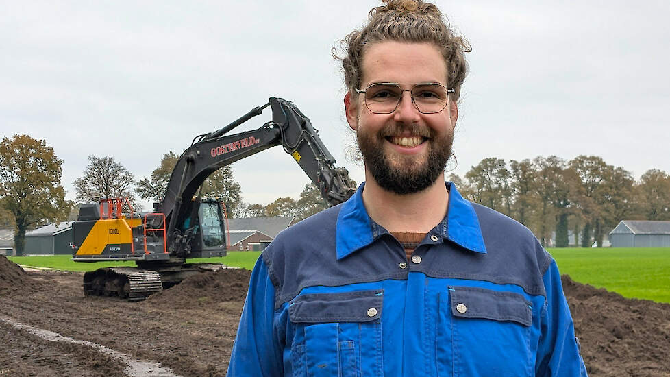 Daan Winkelhorst in Lintelo bij de dicht te maken sloot naast de oprit van de boerderij.