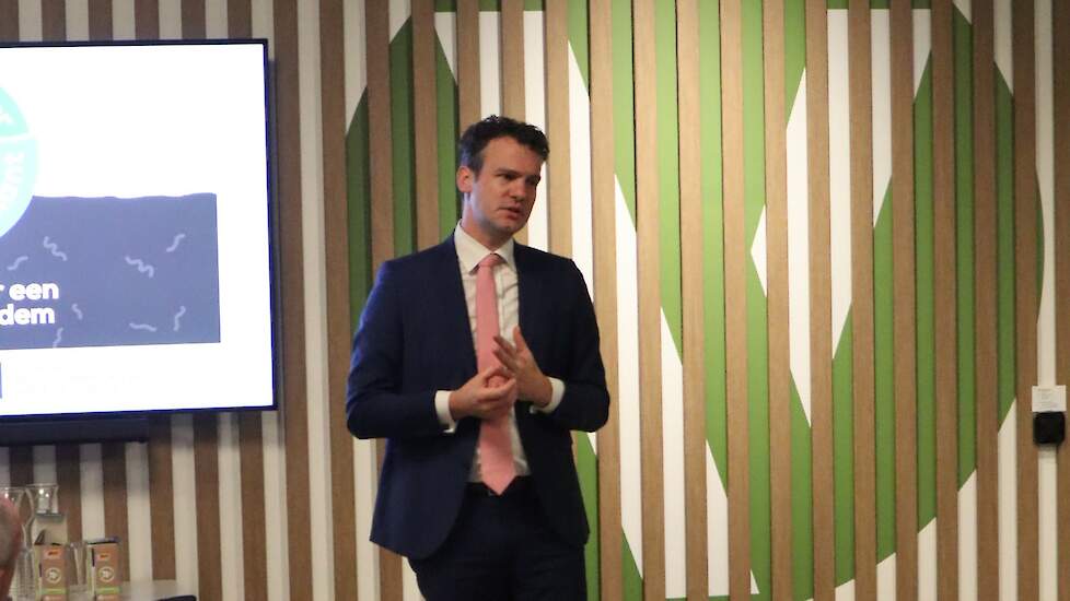 De Noord-Hollandse landbouwgedeputeerde Jelle Beemsterboer spreekt een zaal bezorgde boeren toe.