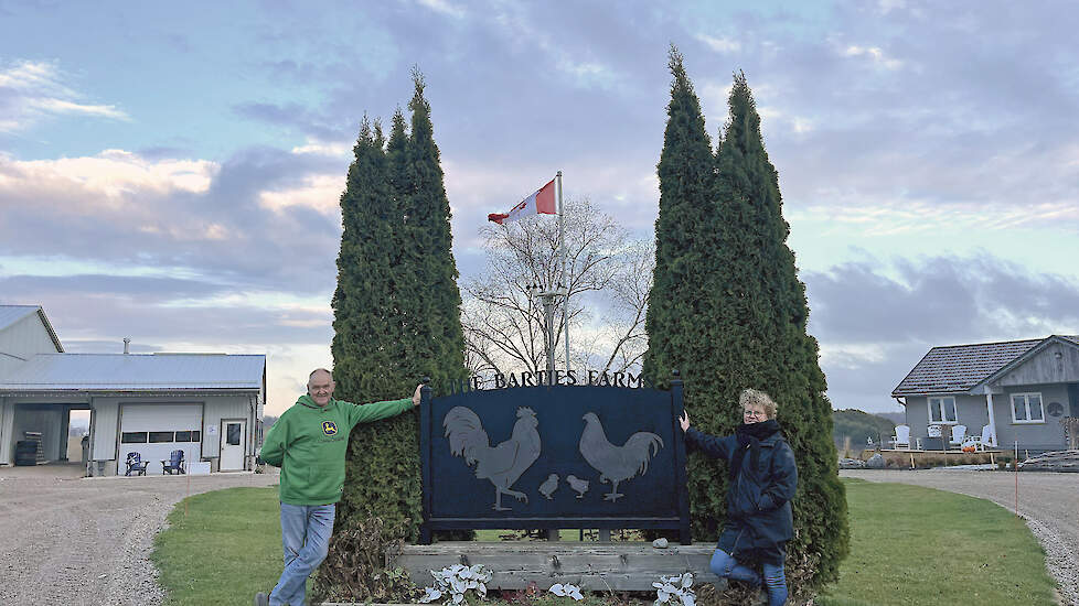 Eric en José Barten bij het bedrijfsbord op hun bedrijf in Londesborough Ontario.