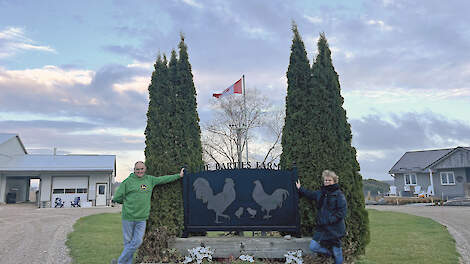 Eric en José Barten bij het bedrijfsbord op hun bedrijf in Londesborough Ontario.