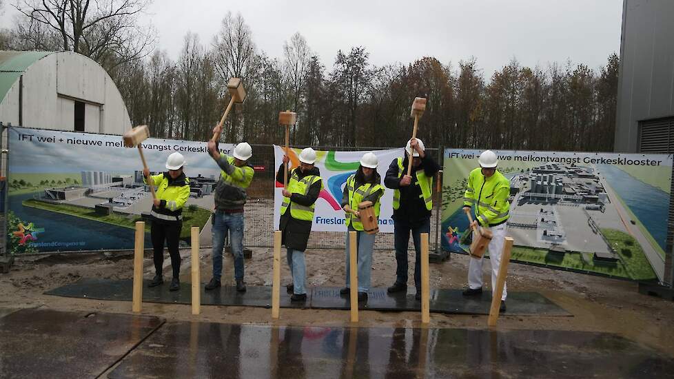 Team FrieslandCampina Gerkesklooster slaat de eerste palen voor de nieuwe melkontvangst.