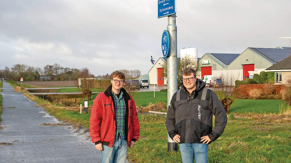 Romke Sijtsma (links) en Reinder Hogenhout boeren met plezier in de Kleine Bouwhoek in het noordwesten van Friesland.