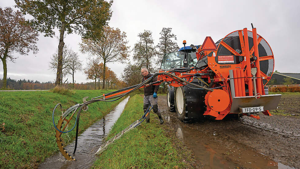 Martin Kurvink runt een kleinschalig akkerbouwbedrijf in Espel (FL), dat hij goed kan combineren met zijn neventak: het reinigen van drainagebuizen.