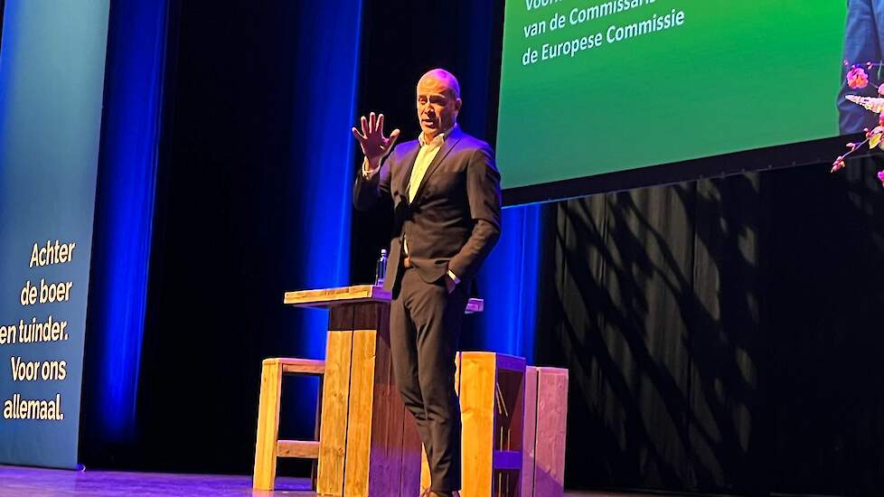 Diederik Samsom op het podium in Drachten tijdens het ledencongres van LTO Noord.