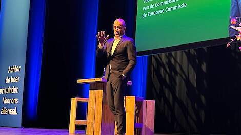 Diederik Samsom op het podium in Drachten tijdens het ledencongres van LTO Noord.