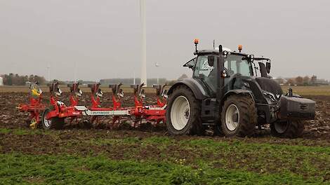 Pöttinger Servo 6.50 7-schaar met Valtra ploegen in de klei