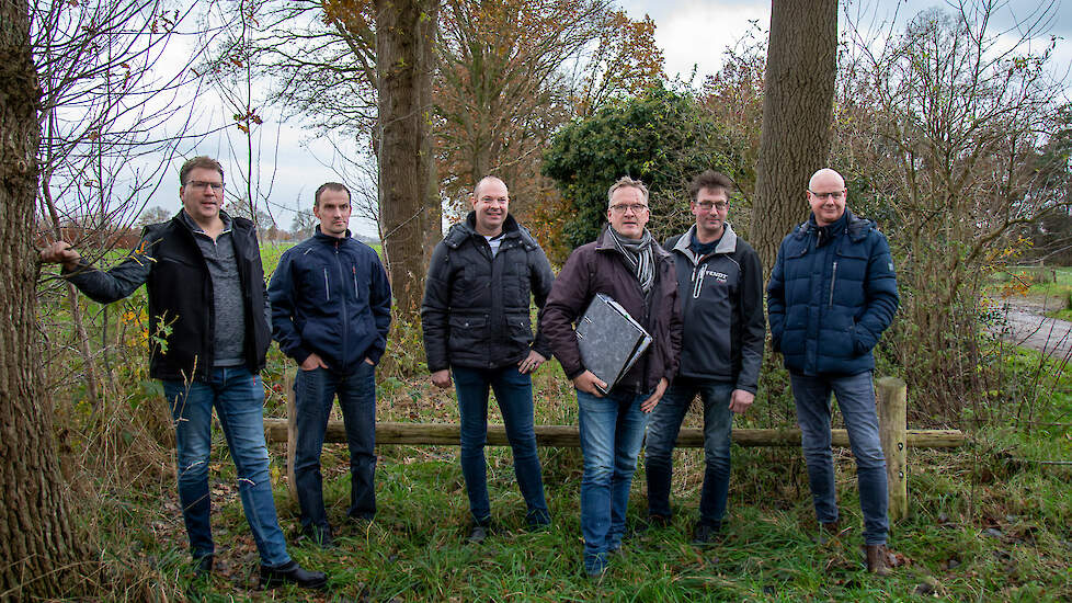 De coöperatie Benadeelde Veehouders Boetelerveld wil dat er naar hen geluisterd wordt. V.l.n.r.: Frank van Breen, Wouter Kloosterboer, Bas ten Hove, voorzitter Paul Bruggeman (met map), Raymond Raamsman en Jan Huisman. Op de achtergrond het Boetelerveld.