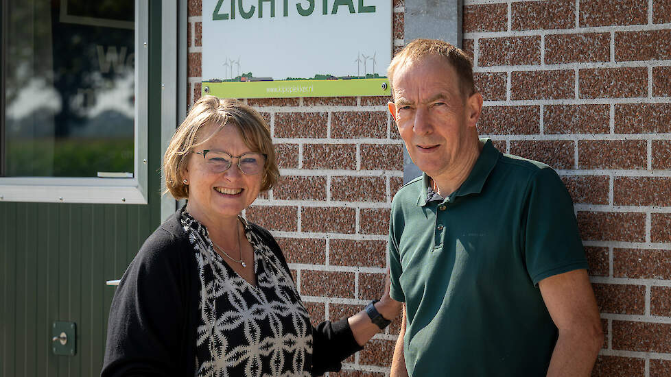 Ardi en Willy van Erp voor de toegang tot de zichtstal op de eerste verdieping.