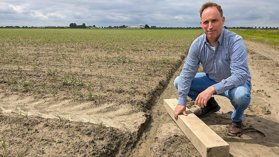 Akkerbouwer Robbert Bogers in Kruisland, enkele dagen na het overlopen van de sloot en het uiteindelijk zelf plaatsten van een pomp.