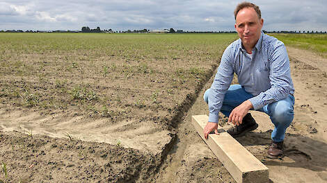 Akkerbouwer Robbert Bogers in Kruisland, enkele dagen na het overlopen van de sloot en het uiteindelijk zelf plaatsten van een pomp.