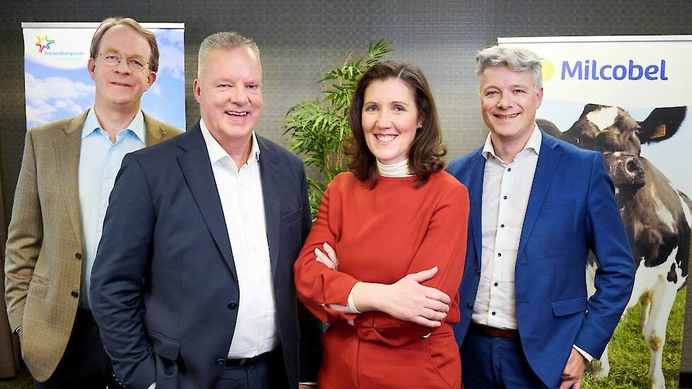 Van links naar rechts: Jan Derck van Karnebeek, Sybren Attema (beide van FrieslandCampina), Betty Eeckhaut en Peter Grugeon (beide van Milcobel).