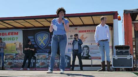 Sieta van Keimpema op het podium tijdens het boerenprotest in Stroe.