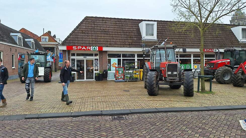 Boeren uit de Krimpenerwaard in actie tegen supermarkten die deelnamen aan Week Zonder Vlees en Zuivel.