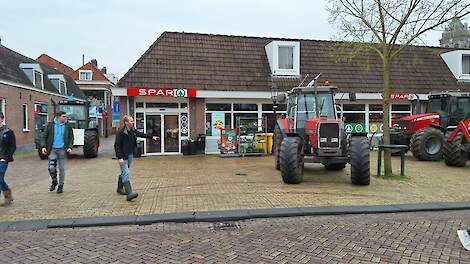 Boeren uit de Krimpenerwaard in actie tegen supermarkten die deelnamen aan Week Zonder Vlees en Zuivel.