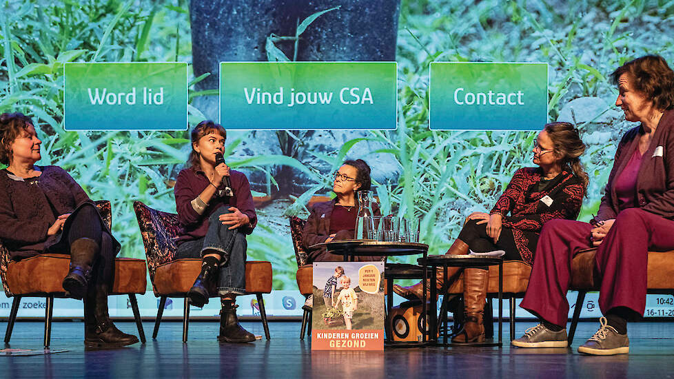 Tuinder Veerle Bruning (uiterst links) luistert naar de presentatie door Eliane Bakker (tweede van links) van het rapport Land(on)zekerheid