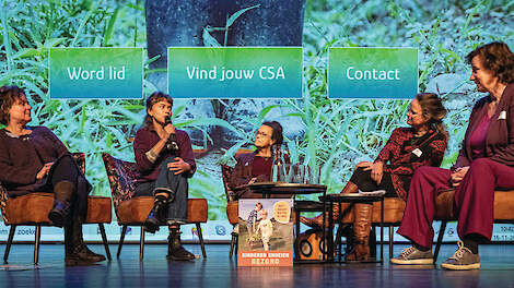 Tuinder Veerle Bruning (uiterst links) luistert naar de presentatie door Eliane Bakker (tweede van links) van het rapport Land(on)zekerheid