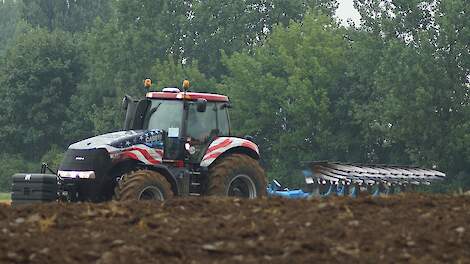 Case-IH Magnum 340 Stars and Stripes met 9-schaar Rabe - Trekkerweb