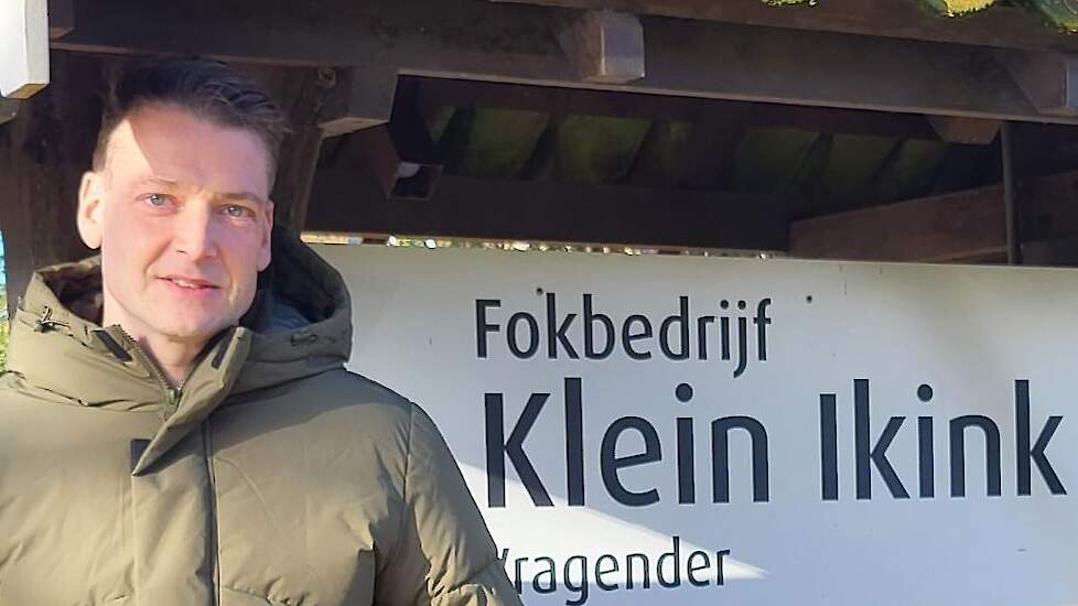 Dolf Klein Kink neemt de prijs in ontvangst op zijn thuislocatie in Vragender. Beeld: POV.