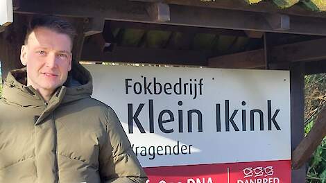 Dolf Klein Kink neemt de prijs in ontvangst op zijn thuislocatie in Vragender. Beeld: POV.