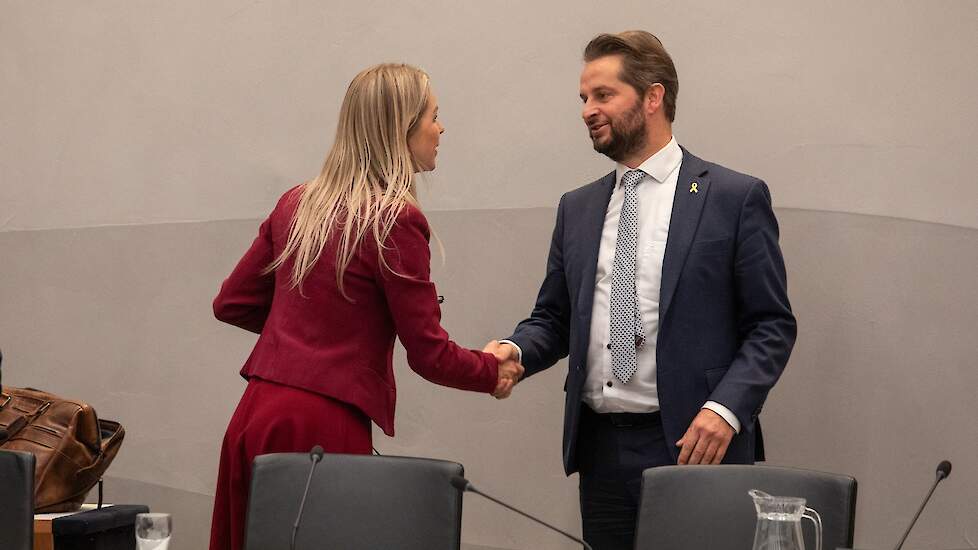 Minister Wiersma groet Kamerlid André Flach.