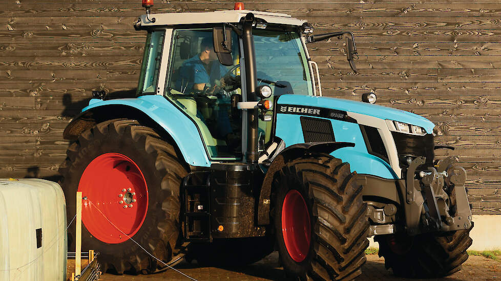 De lijnen zijn onmiskenbaar van Massey Ferguson. Maar de blauwe kleur misstaat de trekker niet.