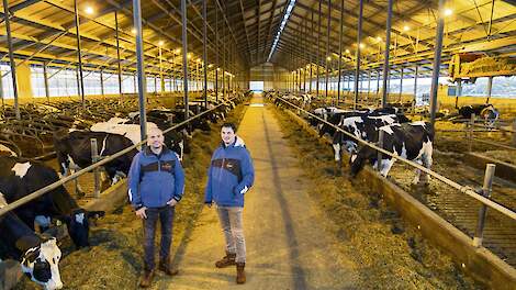 De broers Ralph en Bas Engelen in de melkveestal. De ligboxenstal telt 365 ligboxen en er is plek voor 200 koeien op stro.