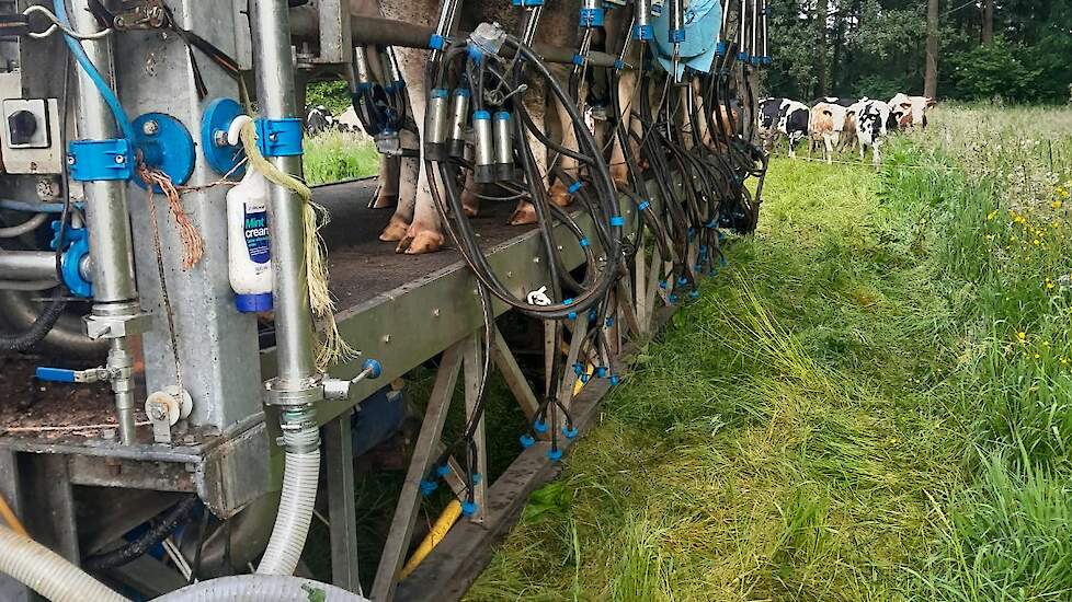 Hagen heeft een mobiele melkwagen aangeschaft die over de weg mag, omdat de percelen verder weg gelegen zijn.