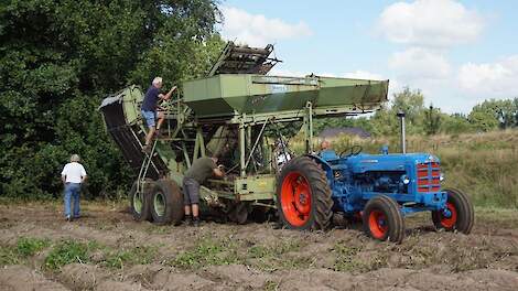 Fordson Super Major met tweerijige Sterbo-rooimachine