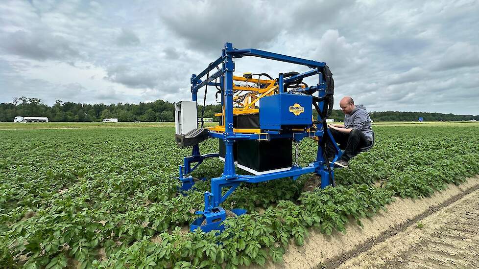 Het nieuwe bedrijf Croptimal ontwikkelt een aardappelselectierobot: de PotatoPro. Aandeelhouders van de nieuwe bv zijn Han Hilbrands, Arnout van der Ploeg en Jeroen Wolters. Op de foto zit Arnout van der Ploeg op de PotatoPro.